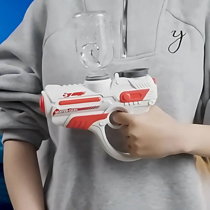 une-fille-tient-son-pistolet-à-eau-électrique-rechargeable-dans-sa-main-gauche