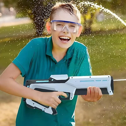 Un-garçon-de-12-ans-joyeux-tient-un-grand-pistolet-à-eau-électrique