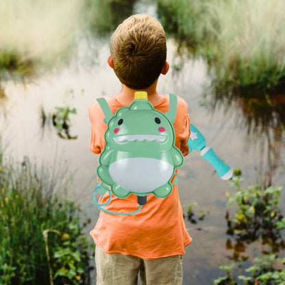 enfant-sur-bord-de-lac-avec-son-pistolet-a-eau-dragon