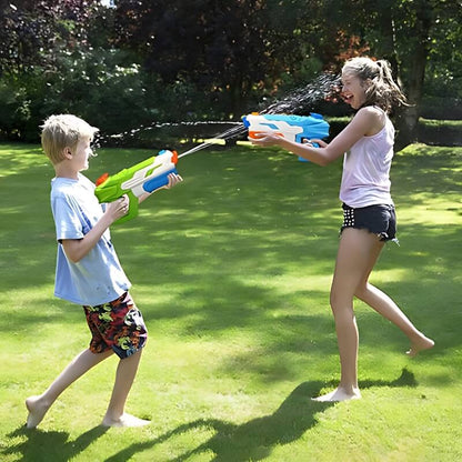 deux-enfants-s'arrosent-dans-l'herbe-et-sont-heureux