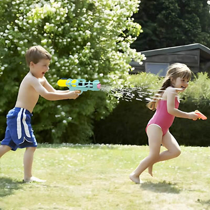 un-garcon-arrose-sa-soeur-dans-le-jardin-avec-son-pistolet-a-eau