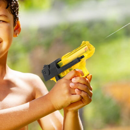 un-garcon-de-10-ans-nous-montre-son-joli-pistolet-a-eau-jaune