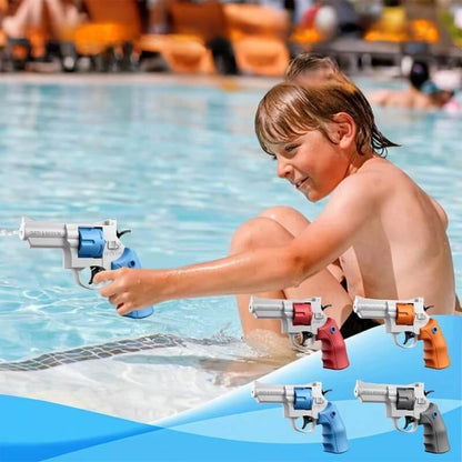 un-garçon-joue-avec-son-pistolet-a-eau-au-bord-de-la-piscine