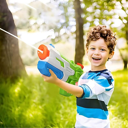 un-garcon-joyeux-tient-son-pistolet-a-eau-avec-un-grand-sourir