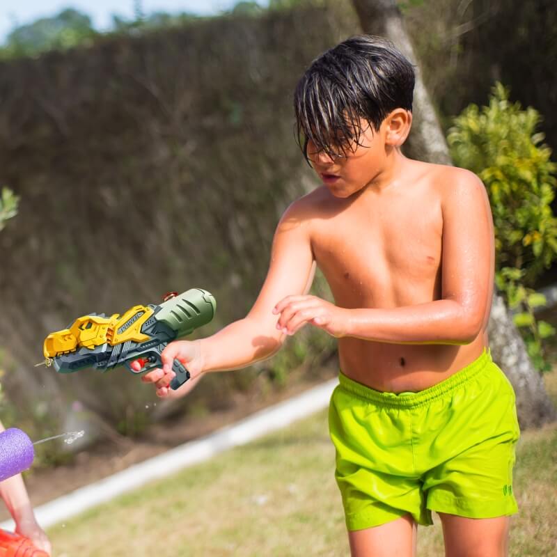 un-garçon-qui-tient-un-super-pistolet-a-eau-dinosaure