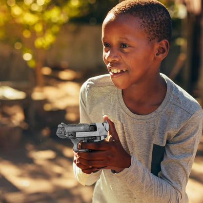 un-garçon-vise-un-ami-avec-son-pistolet-a-eau