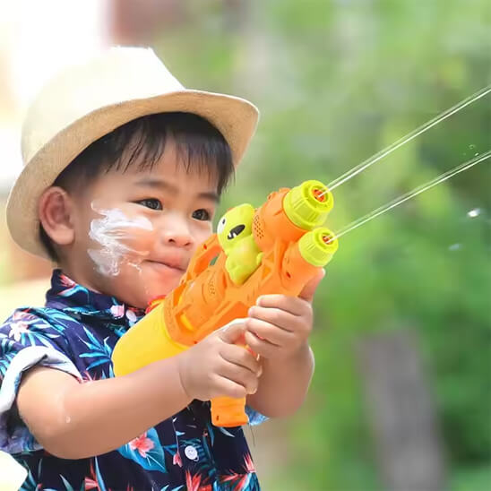 un-jeune-enfant-heureux-avec-son-jouet-de-plage-pistolet-a-eau