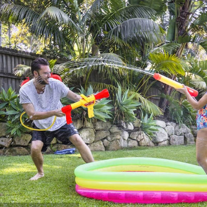 un-pere-et-sa-fille-s_arrosent-dans-le-jardin