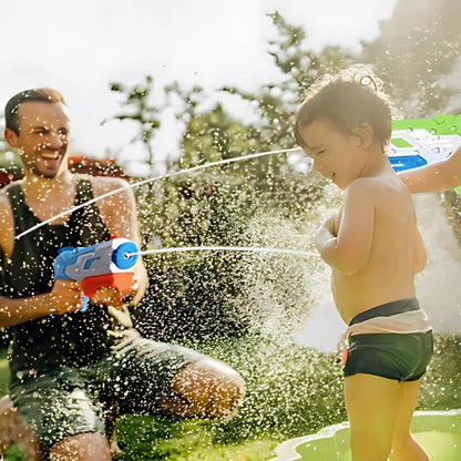 une-famille-heureuse-joue-avec-leurs-pistolets-a-eau-dans-la-cour-arriere
