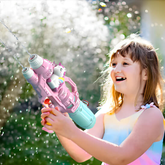 une-fille-arrose-avec-son-pistolet-a-eau-violet-licorne