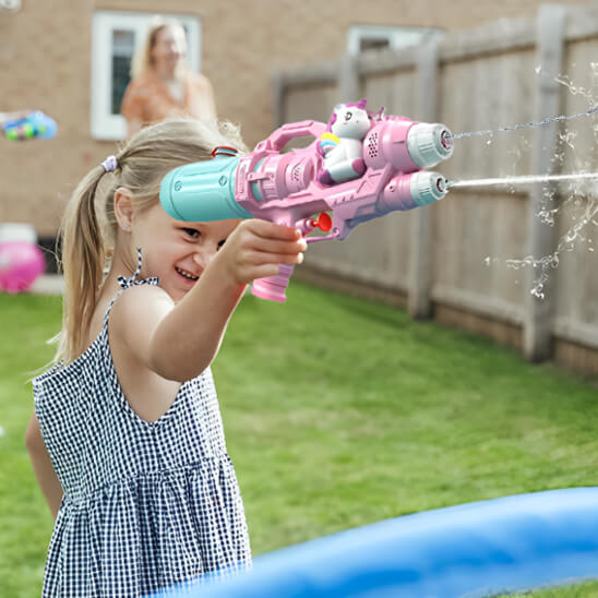 une-fille-de-7-ans-arrose-avec-son-pistolet-a-eau-rose-avec-licorne