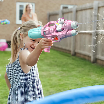 une-fille-de-7-ans-arrose-avec-son-pistolet-a-eau-rose-avec-licorne