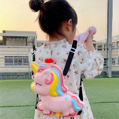 une-fillette-porte-un-sac-a-dos-licorne-réservoir-2-litres-plaisir-d'été