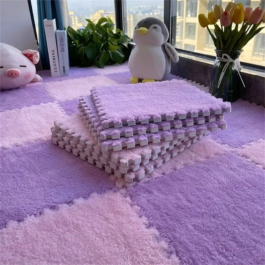 plancher joliment recouvert de tapis puzzle duveté rose violet