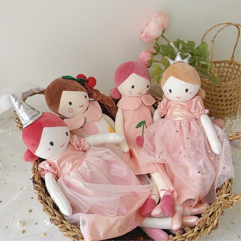 quatre-poupees-mignonnes-princesse-paysanne-ballerine-dame-avec-belle-robe