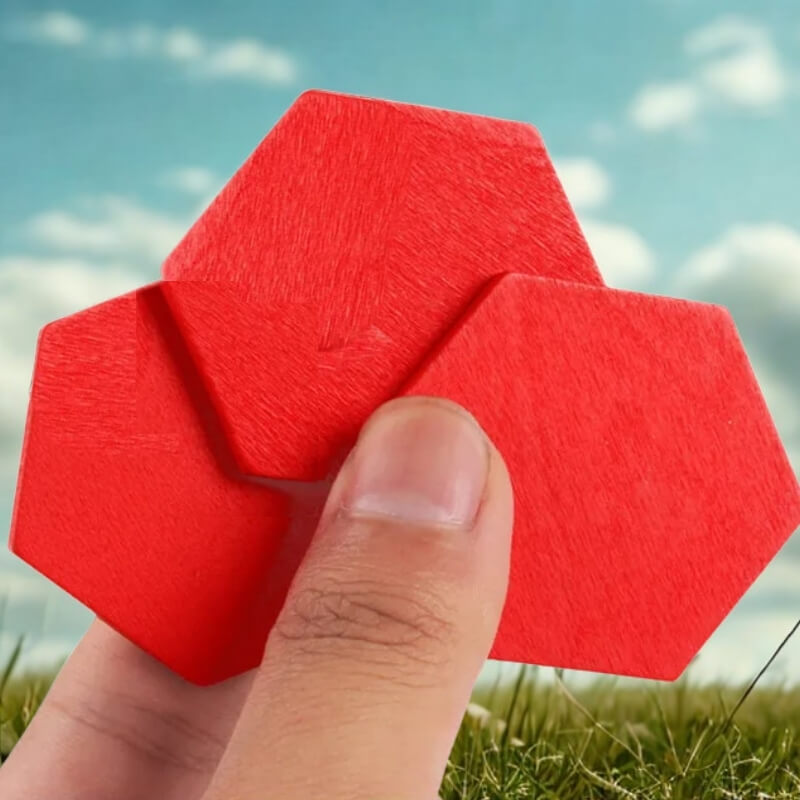 des-pièces-de-puzzle-rouge-en-forme-d'hexagone-tenus-dans-une-main