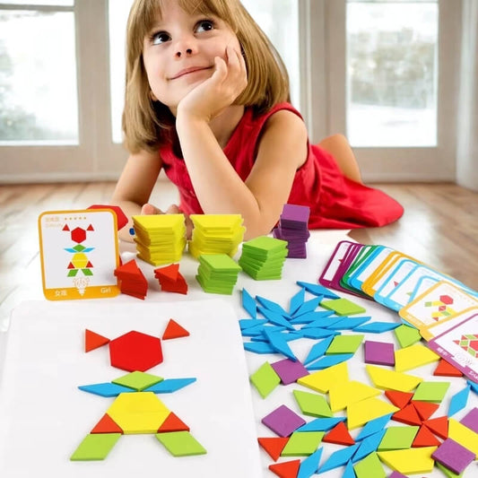 une-fillette-couchée regardant vers le haut devant son jeu de puzzle
