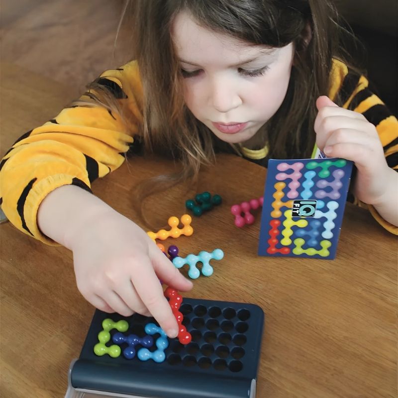 une-fille-de-9-ans-joue-avec-un-jeu-de-logique
