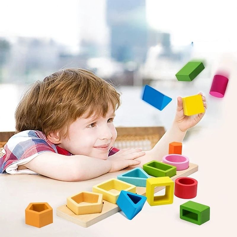 puzzle bebe petit garçon souriant tenant un carré jaune en bois