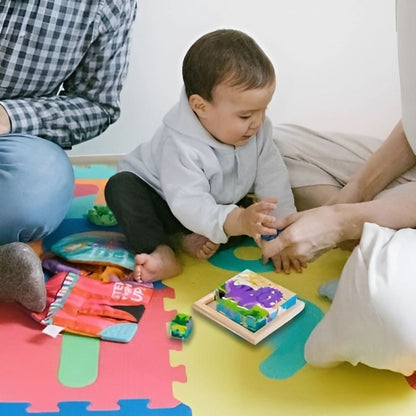 bébé-12-mois-fait-un-puzzle-avec-maman-papa-dans-le-salon