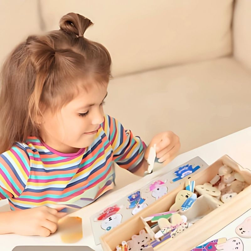 enfant-joue-avec-puzzle-animaux-chandail-rayé