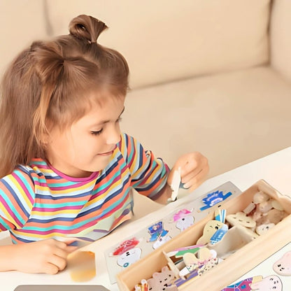 enfant-joue-avec-puzzle-animaux-chandail-rayé