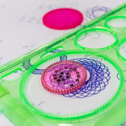 des-magnifiques-motifs-détaillés-tracés-sur-une-feuille