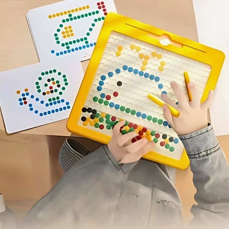 tablette dessin enfant enfant qui dessine avec pastille magnetique