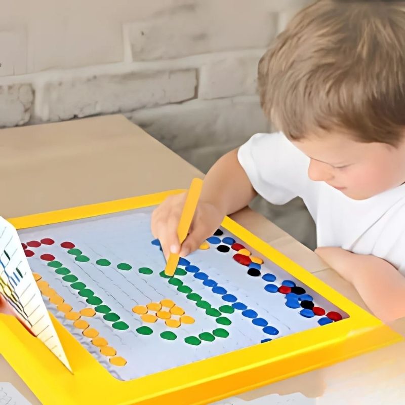 tablette dessin enfant un enfant dessine avec son stylet magnetique