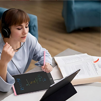 tablette-dessin-enfant-une-maman-calcule-assise-à-son-bureau-de-travail
