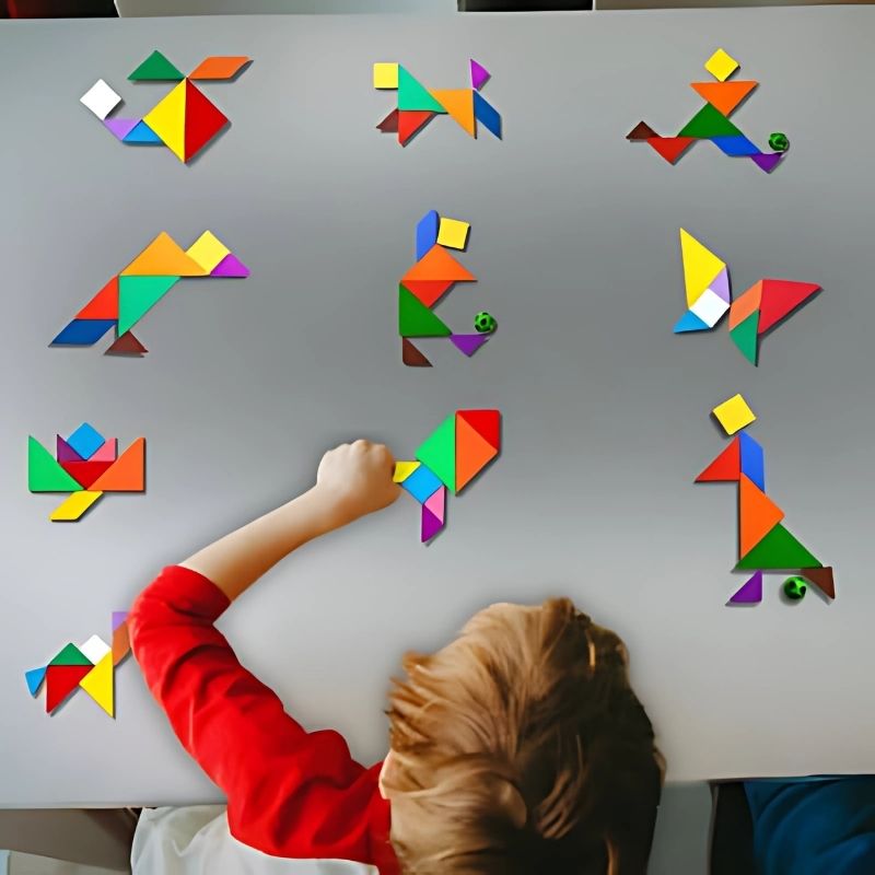 un-garçon-fait-un-tangram-avec-des-pièces-de-bois-colorées