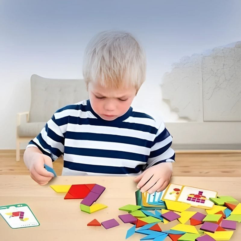 un-enfant-se-concentre-pour-faire-son-puzzle