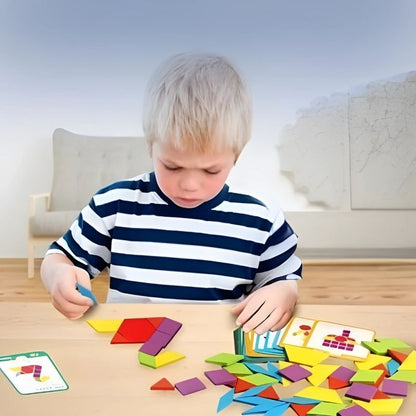 un-enfant-se-concentre-pour-faire-son-puzzle