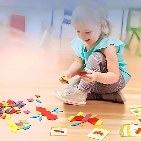 fille-3-ans-joue-avec-pièces-de-bois-coloré