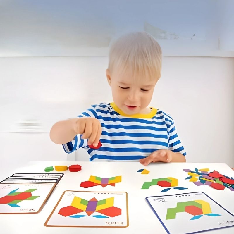 garçon-4-ans-chandail-rayé-fait-puzzle-en-bois
