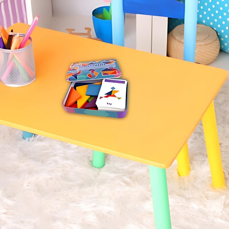 jeu-en-bois-sur-un-pupitre-dans-chambre-d'enfant
