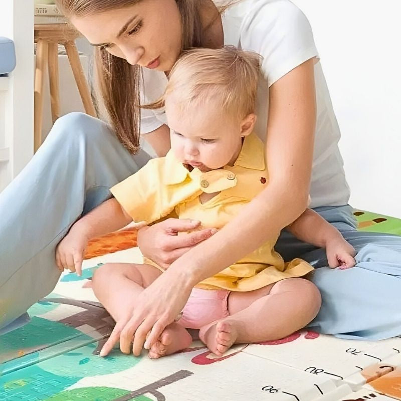 tapis bébé maman montre des motifs à son bébé intrigué