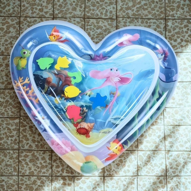 tapis d'eau bébé en forme de coeur sur tuiles léopard