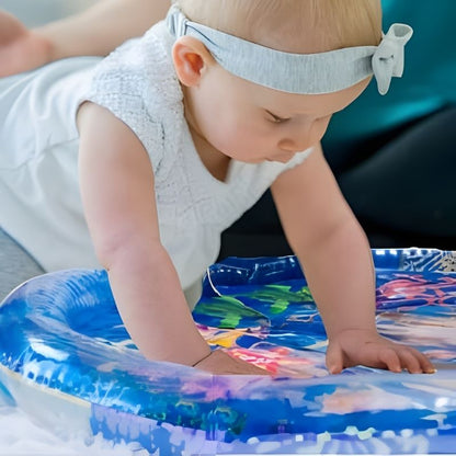 tapis d'eau bébé intriguée par son jouet aquatique