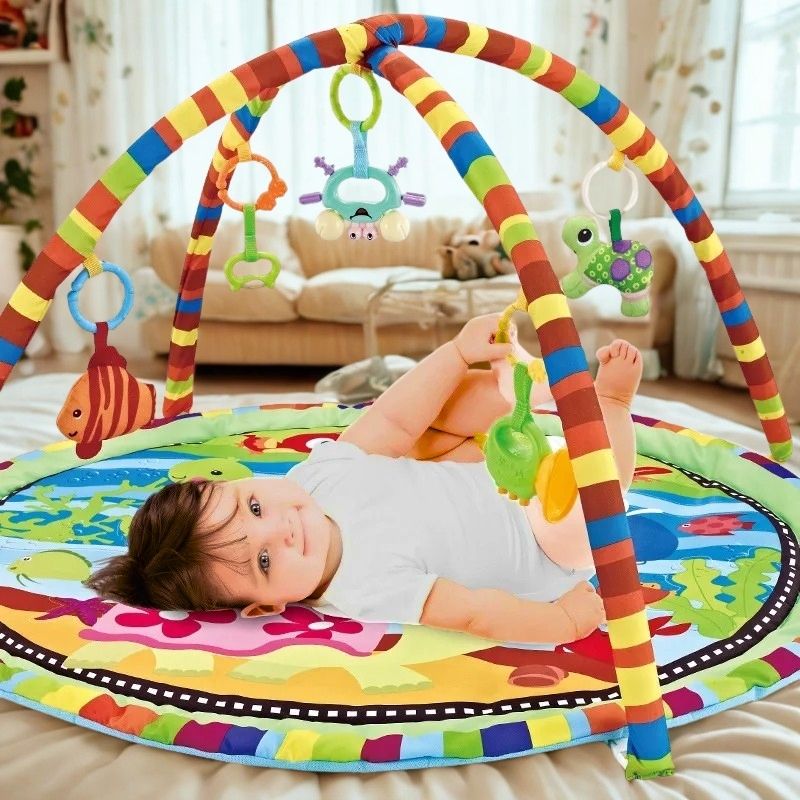 tapis d'éveil bébé couché sur le dos dans le salon