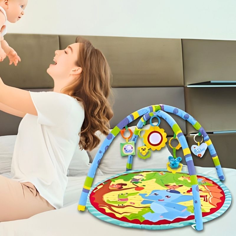tapis d'éveil bébé dans les bras de maman sur son lit