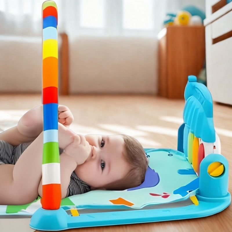 tapis d'éveil bébé garçon heureux sur son tapis de jeu