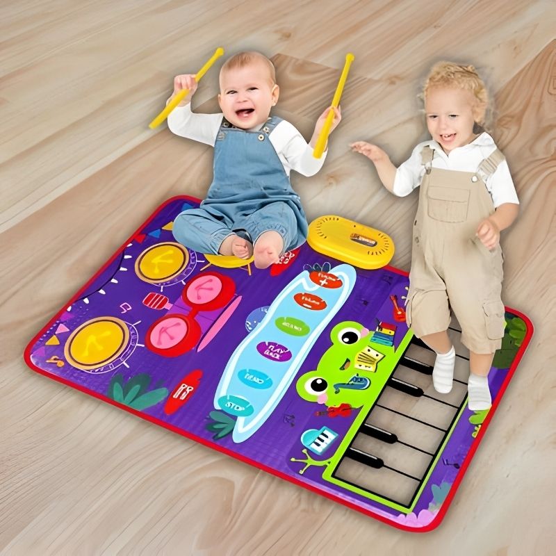 tapis d'éveil bébé joyeux sur leur tapis musical violet