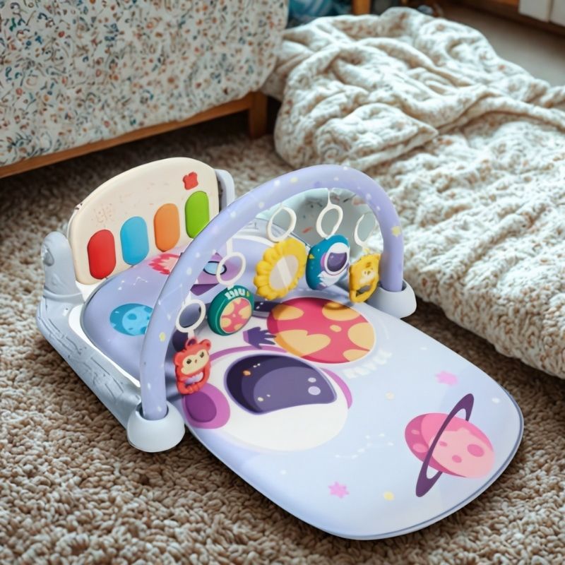 tapis d'éveil bébé astronaute violet dans chambre de garçon