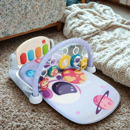 tapis d'éveil bébé astronaute violet dans chambre de garçon