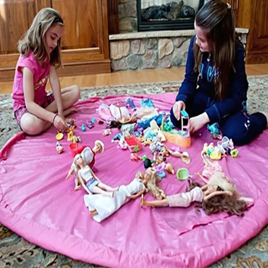 des-fillettes-jouent-à-la-poupée-sur-un-tapis-de-jeu-rose-dans-le-salon