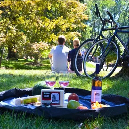 un-couple-en-pique-nique-avec-leur-sac-de-rangement-bleu-et-leur-velo