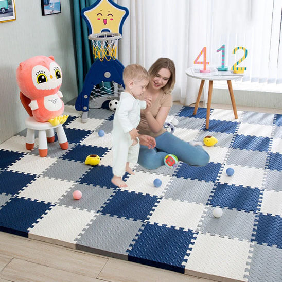 maman-et-bebe-joue-sur-un-tapis-en-mousse-bleu-gris-et-blanc