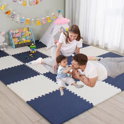 une-famille-heureuse-joue-sur-un-tapis-en-mousse-épais