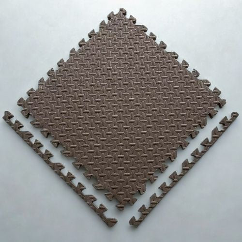 tuile de tapis puzzle brune avec bordures sur un plancher blanc